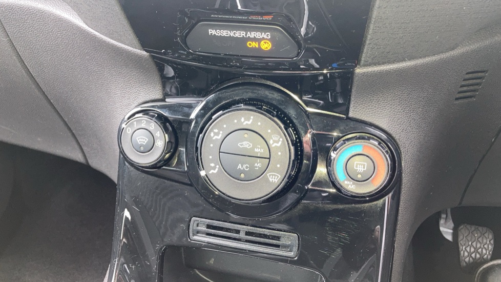 Ford Fiesta 1.25 82 Zetec 3dr Petrol Hatchback - Image 26