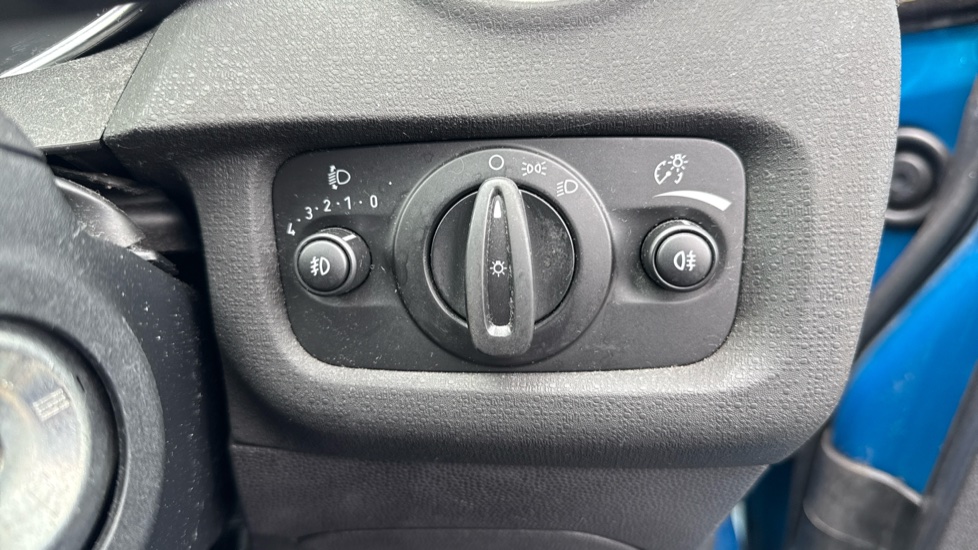 Ford Fiesta 1.25 82 Zetec 5dr Petrol Hatchback - Image 25