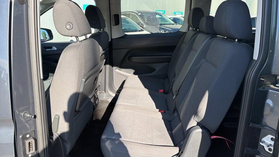 Ford Tourneo Connect 2.0 EcoBlue Titanium 5dr [7 seat] Diesel Estate - Image 21