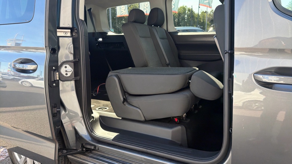Ford Tourneo Connect 2.0 EcoBlue Titanium 5dr [7 seat] Diesel Estate - Image 32