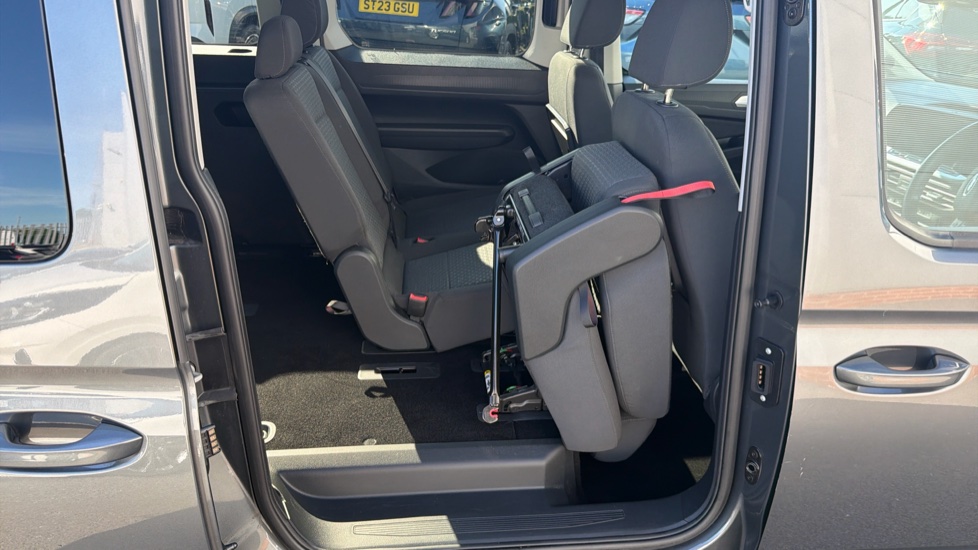 Ford Tourneo Connect 2.0 EcoBlue Titanium 5dr [7 seat] Diesel Estate - Image 33