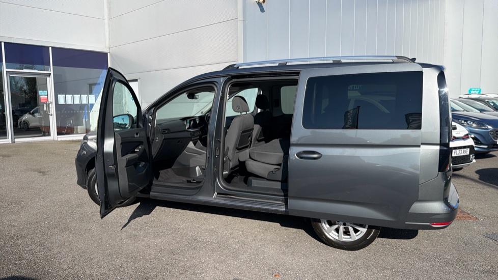Ford Tourneo Connect 2.0 EcoBlue Titanium 5dr [7 seat] Diesel Estate - Image 39
