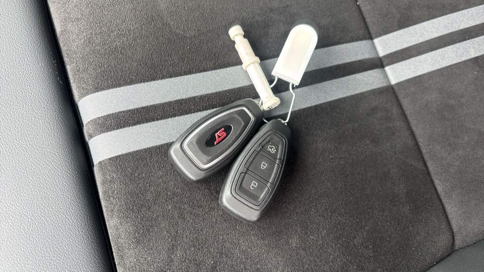 Ford Puma ST 1.0 EcoBoost Hybrid mHEV 170 ST 5dr DCT Petrol Hatchback - Image 32