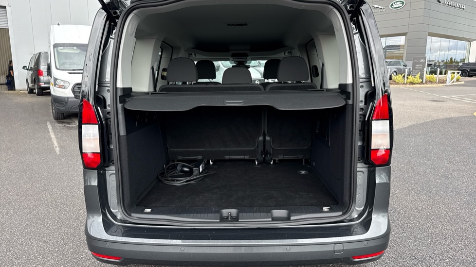 Ford Tourneo Connect 1.5 EcoBoost PHEV 150 Titanium 5dr Auto Estate - Image 5