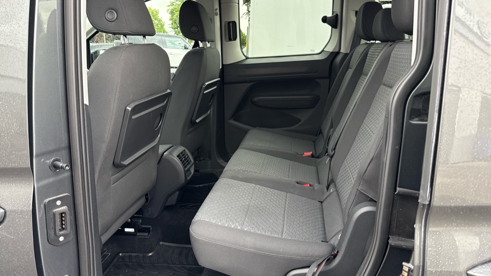 Ford Tourneo Connect 1.5 EcoBoost PHEV 150 Titanium 5dr Auto Estate - Image 16