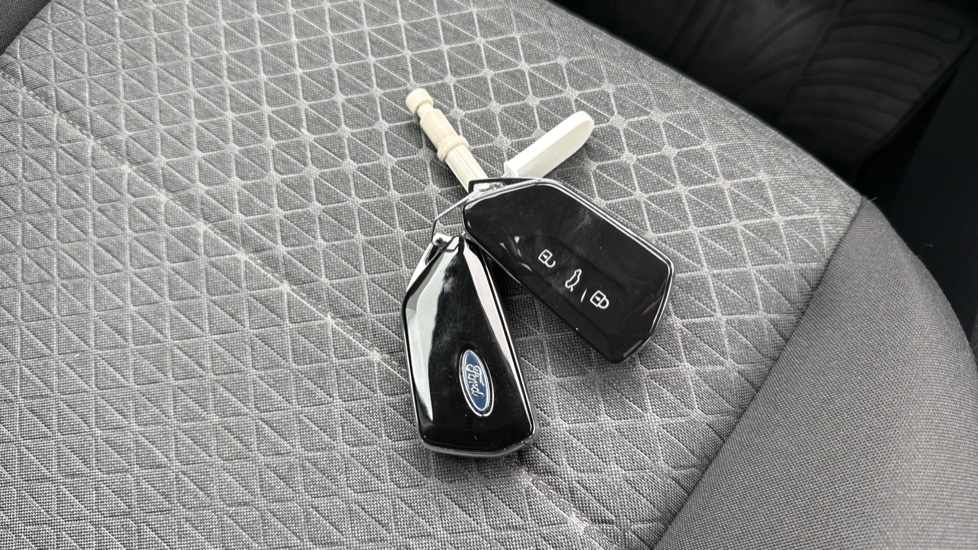 Ford Tourneo Connect 1.5 EcoBoost PHEV 150 Titanium 5dr Auto Estate - Image 20