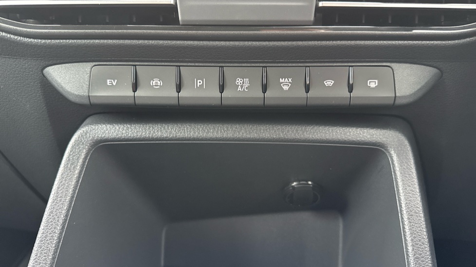 Ford Tourneo Connect 1.5 EcoBoost PHEV 150 Titanium 5dr Auto Estate - Image 39