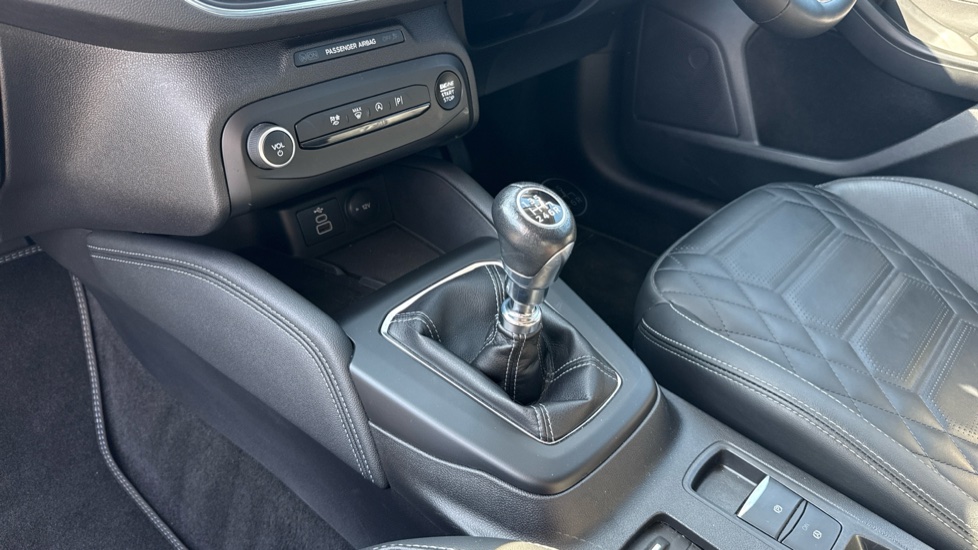 Ford Focus 1.0 EcoBoost Active X 5dr Petrol Hatchback - Image 11