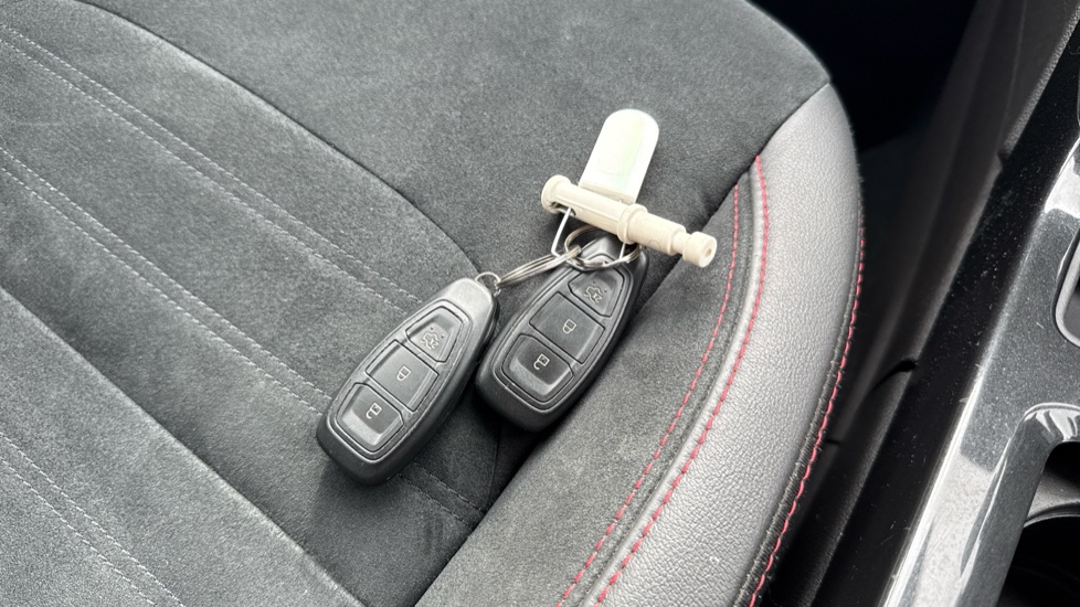 Ford Kuga 1.5 EcoBoost ST-Line 5dr 2WD Petrol Estate - Image 31