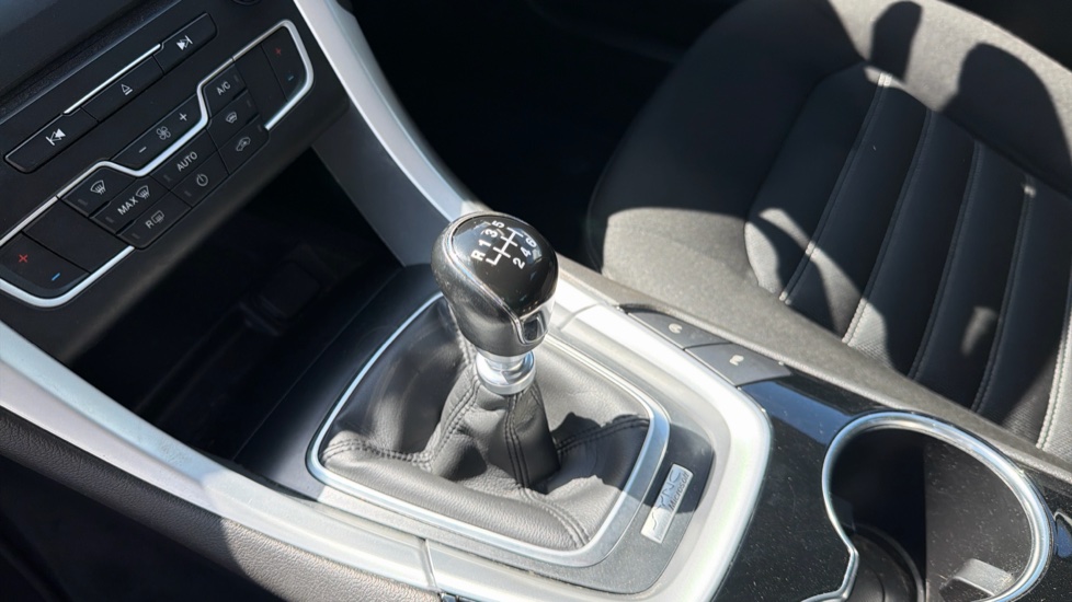 Ford Mondeo 1.5 TDCi ECOnetic Zetec 5dr Diesel Hatchback - Image 15