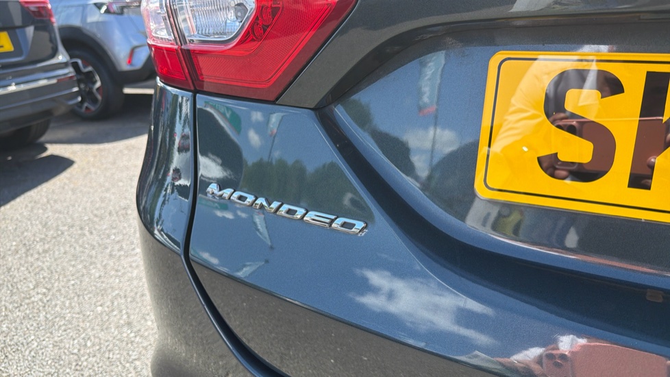 Ford Mondeo 1.5 TDCi ECOnetic Zetec 5dr Diesel Hatchback - Image 26