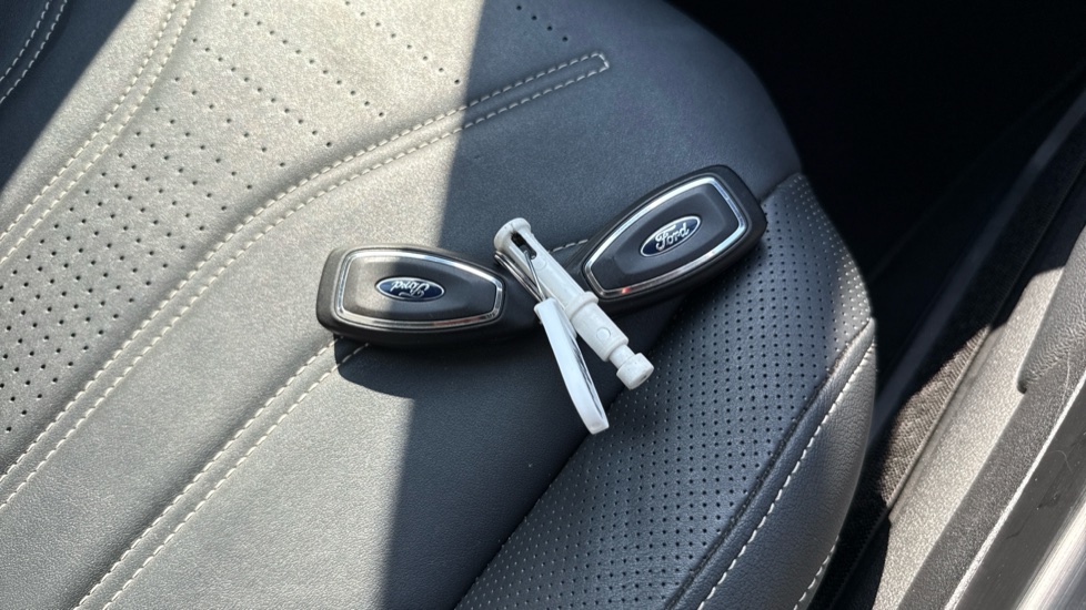 Ford Kuga 2.5 FHEV Vignale 5dr CVT Hybrid Estate - Image 19