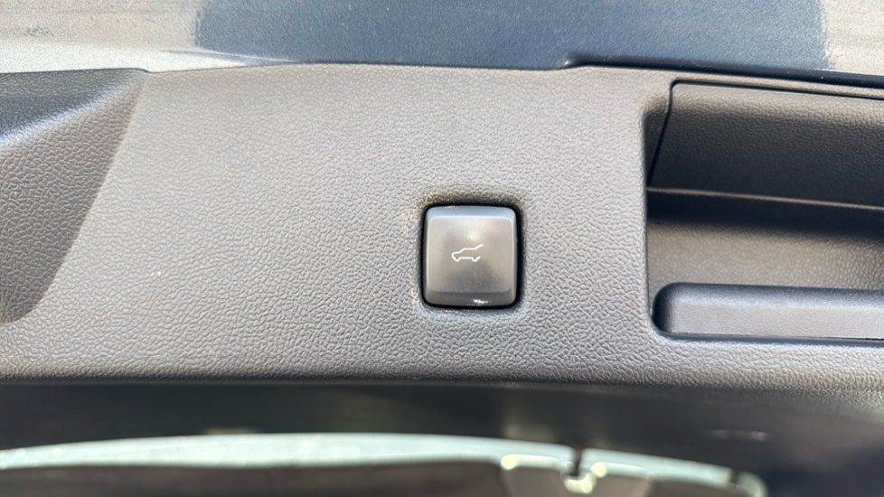 Ford Kuga 2.5 FHEV Vignale 5dr CVT Hybrid Estate - Image 21