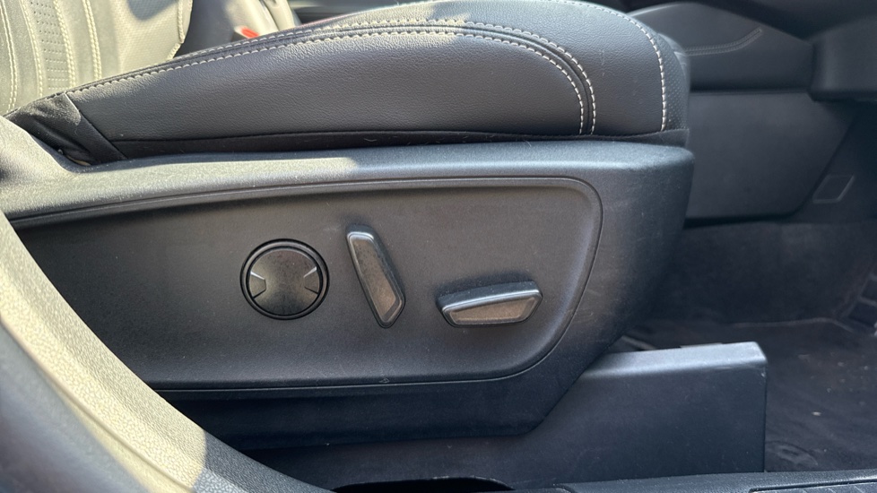 Ford Kuga 2.5 FHEV Vignale 5dr CVT Hybrid Estate - Image 39