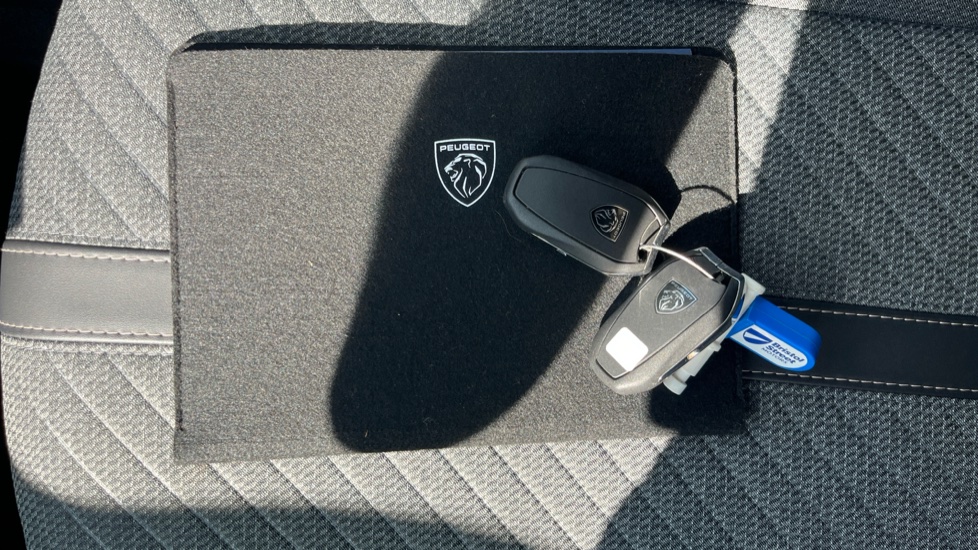Peugeot 2008 1.2 Hybrid 136 Allure 5dr e-DSC6 Petrol Estate - Image 19