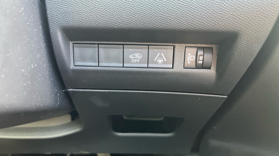 Peugeot 2008 1.2 Hybrid 136 Allure 5dr e-DSC6 Petrol Estate - Image 29