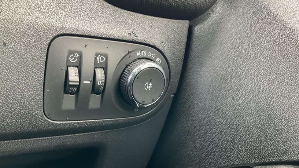 Vauxhall Crossland X 1.2 [83] Griffin 5dr [Start Stop] Petrol Hatchback - Image 24