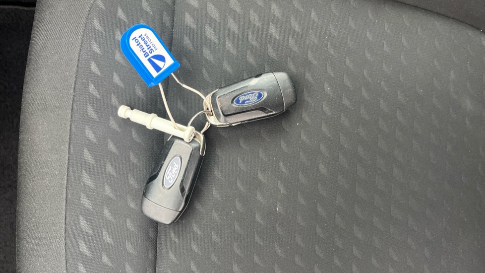 Ford Fiesta 1.1 Zetec 3dr Petrol Hatchback - Image 20