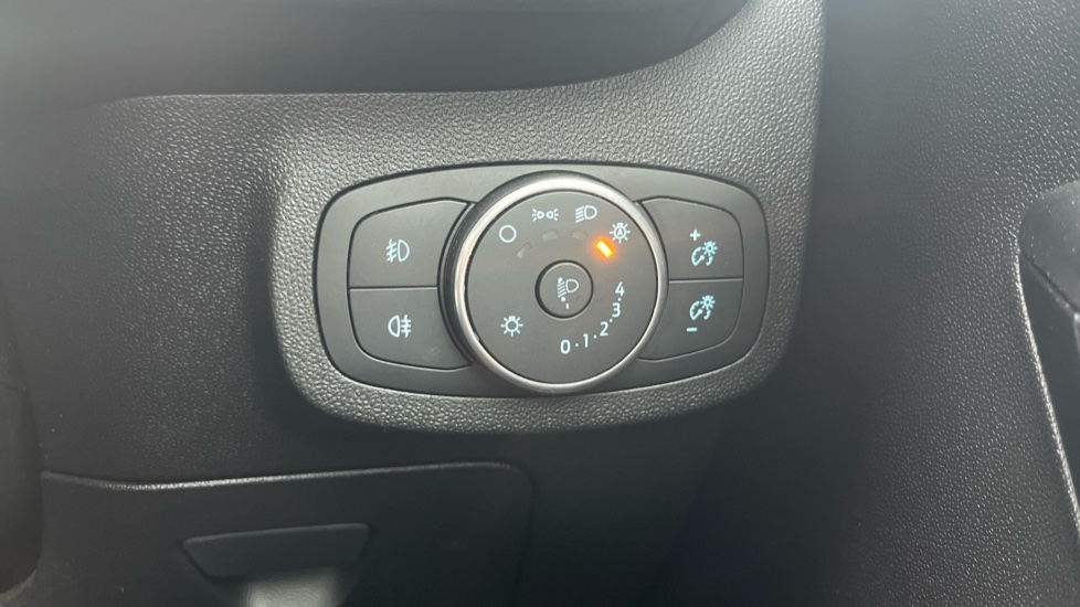 Ford Fiesta 1.1 Zetec 3dr Petrol Hatchback - Image 25