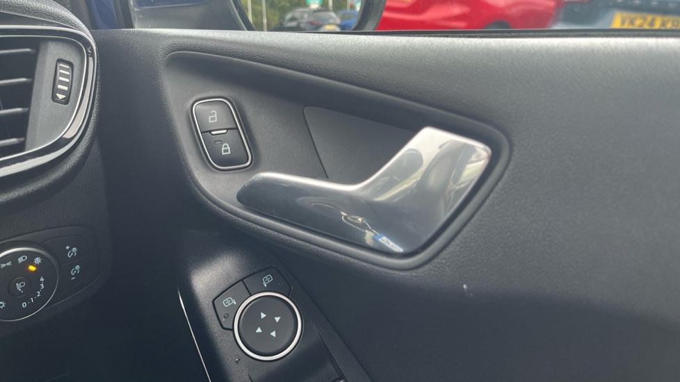Ford Fiesta 1.1 Zetec 3dr Petrol Hatchback - Image 27