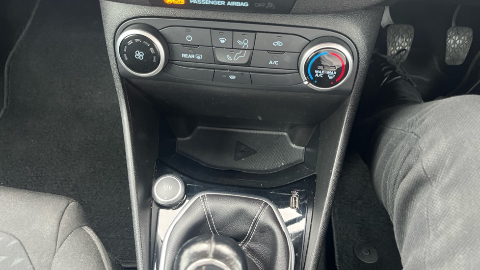 Ford Fiesta 1.1 Zetec 3dr Petrol Hatchback - Image 32