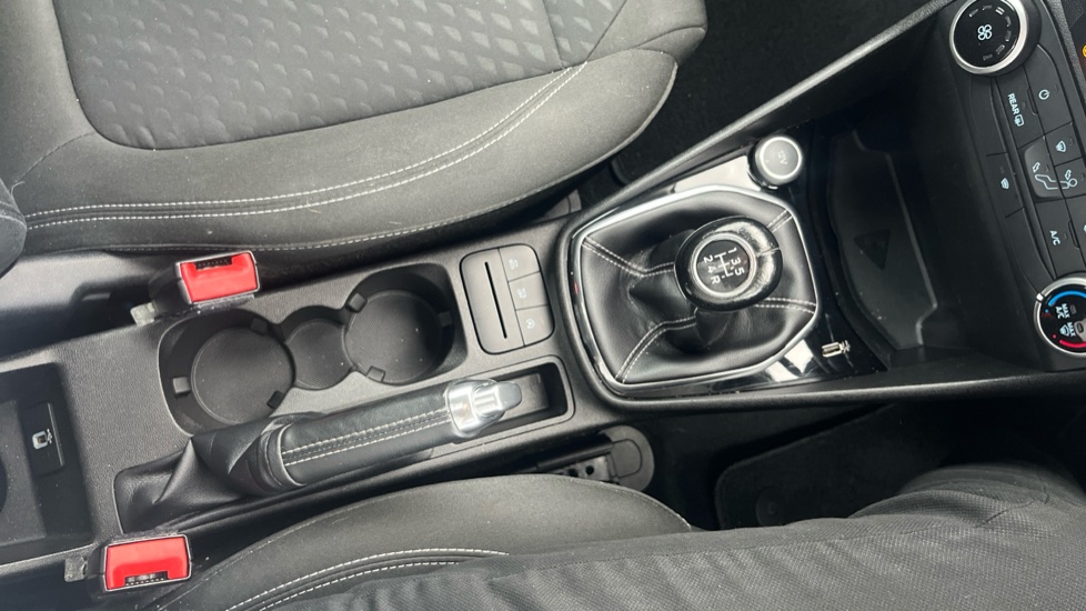 Ford Fiesta 1.1 Zetec 3dr Petrol Hatchback - Image 33