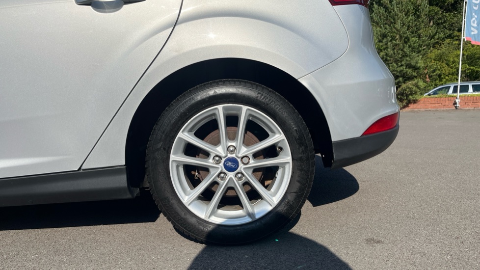 Ford Focus 1.0 EcoBoost Zetec 5dr Petrol Hatchback - Image 7