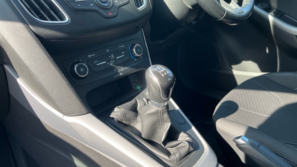Ford Focus 1.0 EcoBoost Zetec 5dr Petrol Hatchback - Image 13