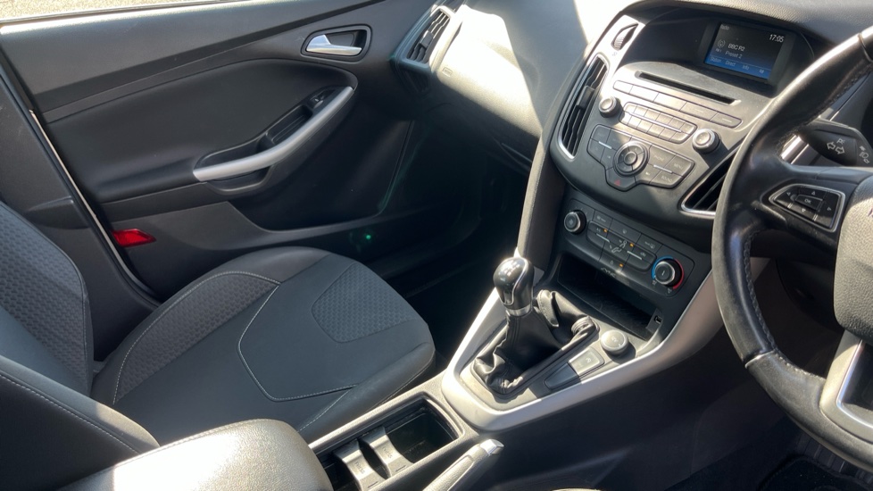 Ford Focus 1.0 EcoBoost Zetec 5dr Petrol Hatchback - Image 14