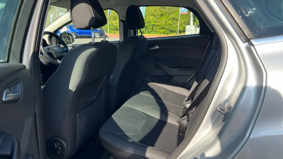 Ford Focus 1.0 EcoBoost Zetec 5dr Petrol Hatchback - Image 16