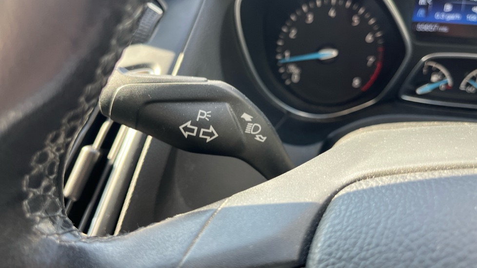Ford Focus 1.0 EcoBoost Zetec 5dr Petrol Hatchback - Image 23