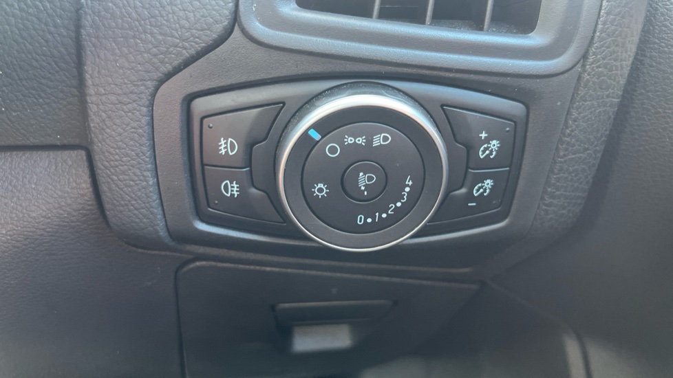 Ford Focus 1.0 EcoBoost Zetec 5dr Petrol Hatchback - Image 25