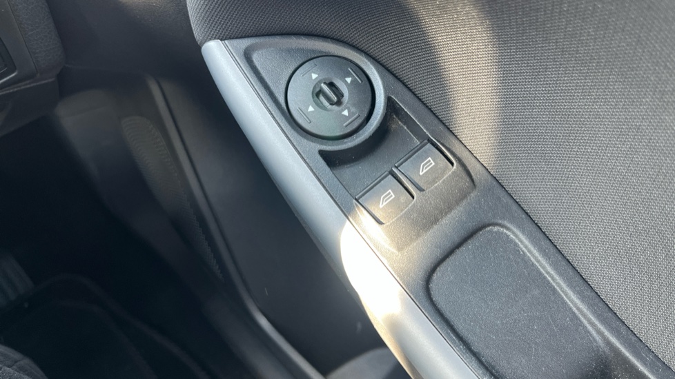 Ford Focus 1.0 EcoBoost Zetec 5dr Petrol Hatchback - Image 26
