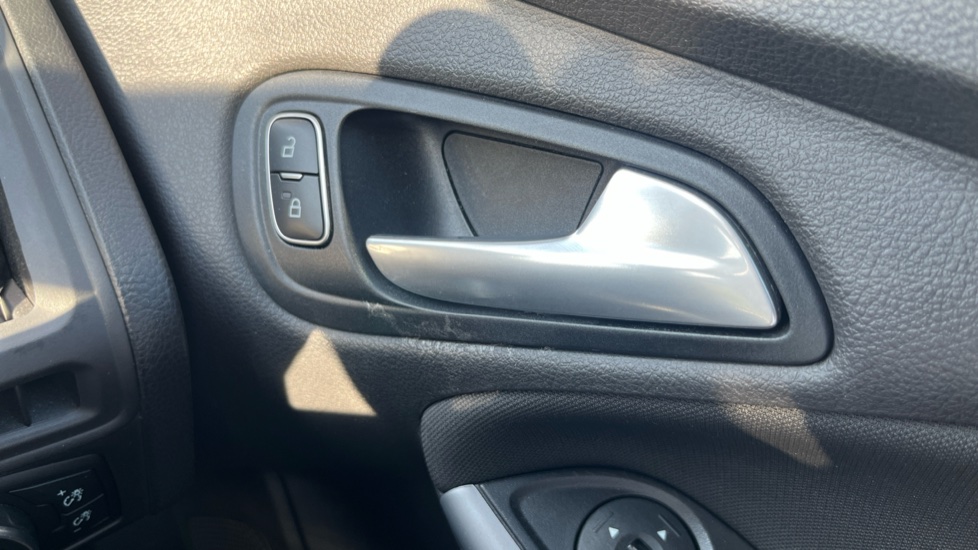 Ford Focus 1.0 EcoBoost Zetec 5dr Petrol Hatchback - Image 27