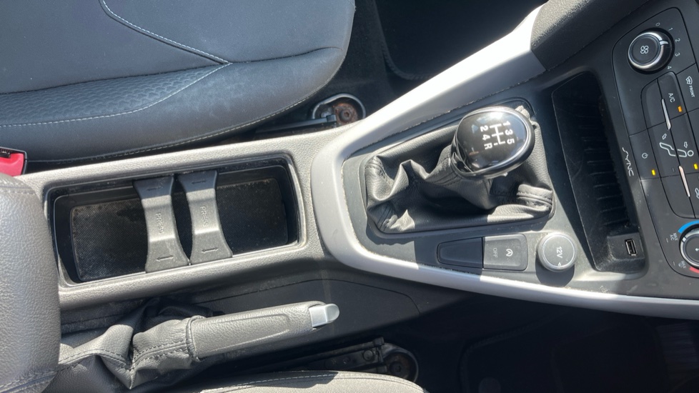 Ford Focus 1.0 EcoBoost Zetec 5dr Petrol Hatchback - Image 30