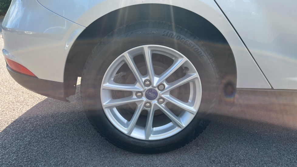 Ford Focus 1.0 EcoBoost Zetec 5dr Petrol Hatchback - Image 32