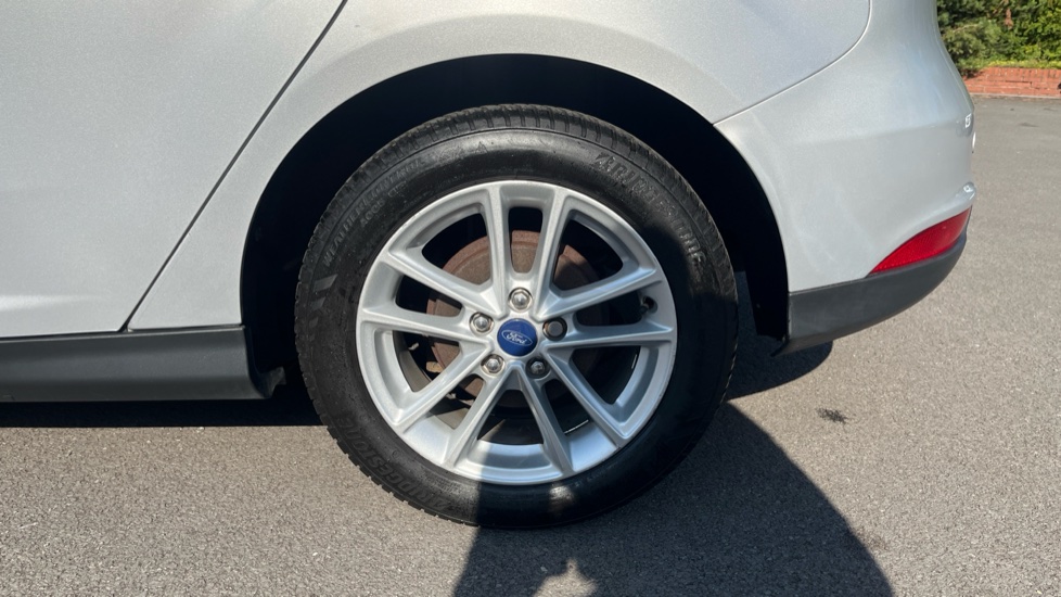 Ford Focus 1.0 EcoBoost Zetec 5dr Petrol Hatchback - Image 33