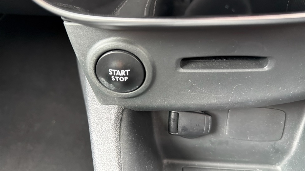 Renault Clio 0.9 TCE 90 Urban Nav 5dr Petrol Hatchback - Image 21
