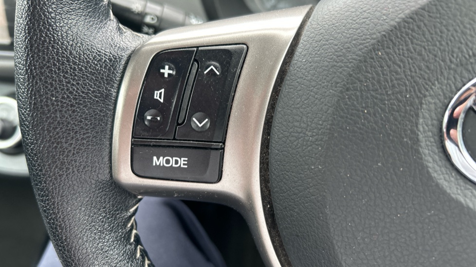 Toyota Yaris 1.0 VVT-i Icon 5dr Petrol Hatchback - Image 25
