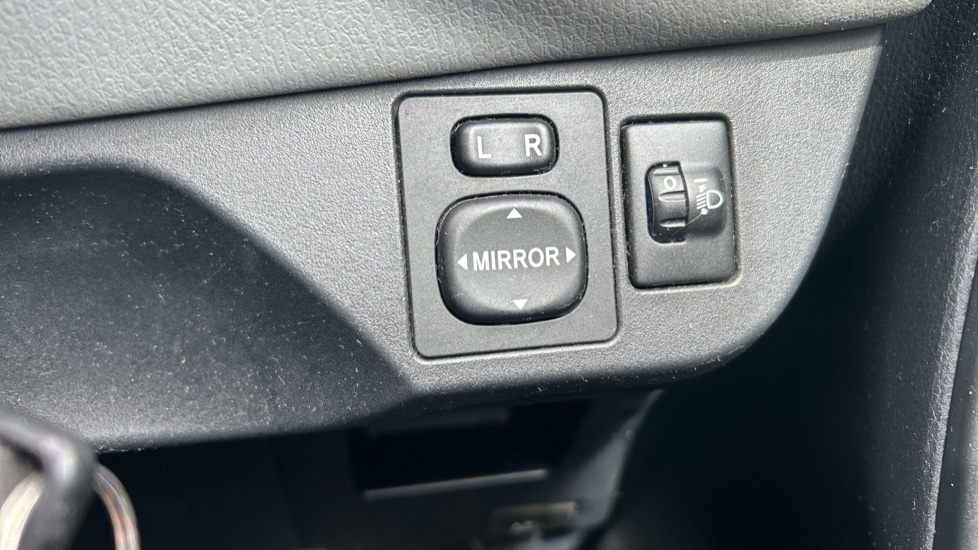 Toyota Yaris 1.0 VVT-i Icon 5dr Petrol Hatchback - Image 29