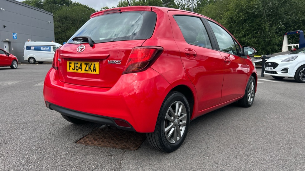 Toyota Yaris 1.0 VVT-i Icon 5dr Petrol Hatchback - Image 32