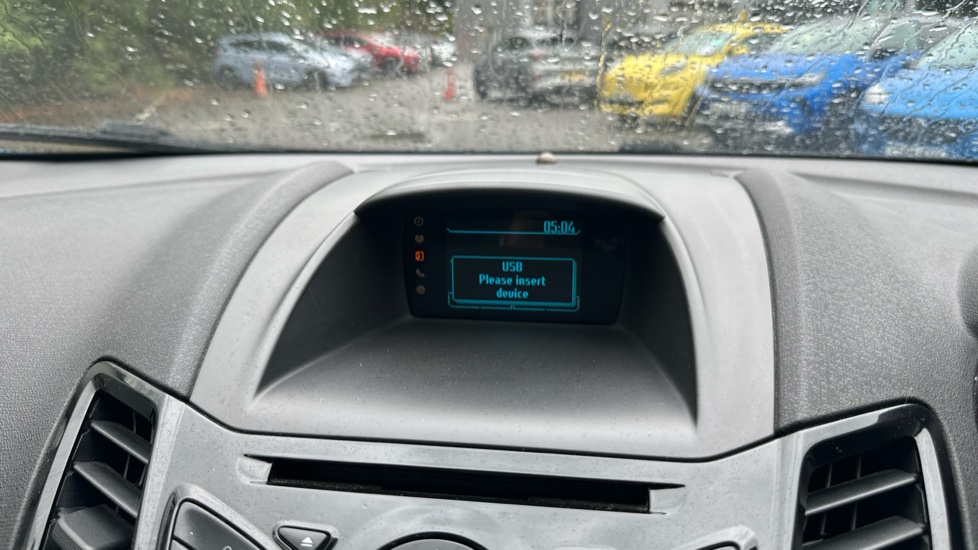 Ford Fiesta 1.25 82 Zetec 3dr Petrol Hatchback - Image 27
