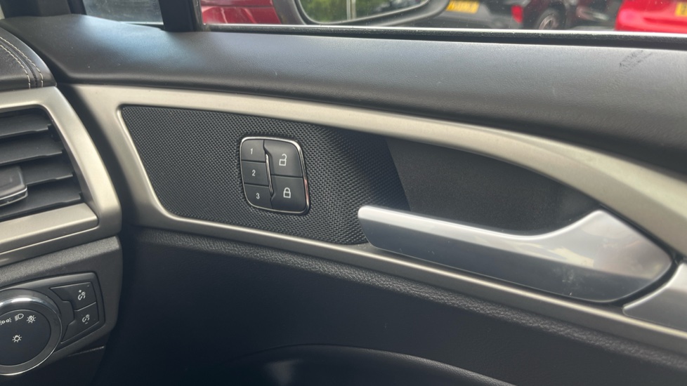 Ford Mondeo 2.0 Hybrid Titanium Edition 4dr Auto Hybrid Saloon - Image 27