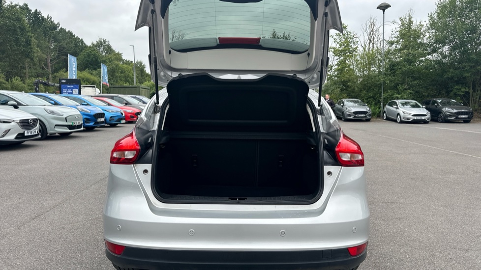Ford Focus 1.0 EcoBoost Zetec Edition 5dr Petrol Hatchback - Image 4