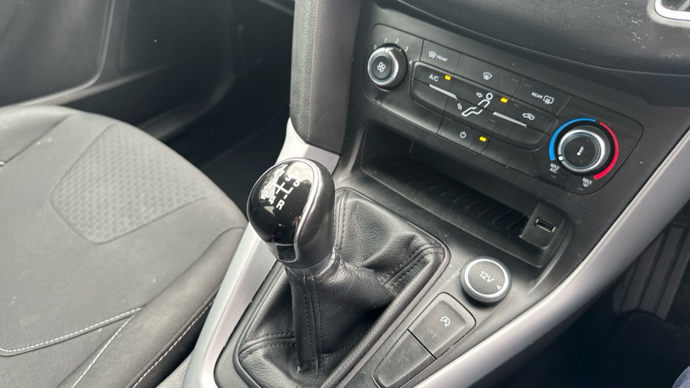 Ford Focus 1.0 EcoBoost Zetec Edition 5dr Petrol Hatchback - Image 13