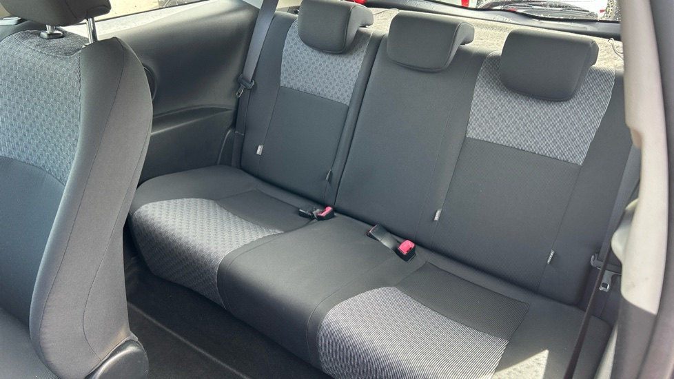 Toyota Yaris 1.33 VVT-i Icon 3dr Petrol Hatchback - Image 16