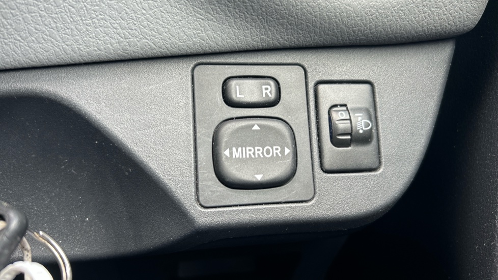 Toyota Yaris 1.33 VVT-i Icon 3dr Petrol Hatchback - Image 28