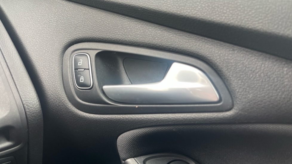 Ford Focus 1.0 EcoBoost 140 ST-Line Navigation 5dr Petrol Hatchback - Image 27