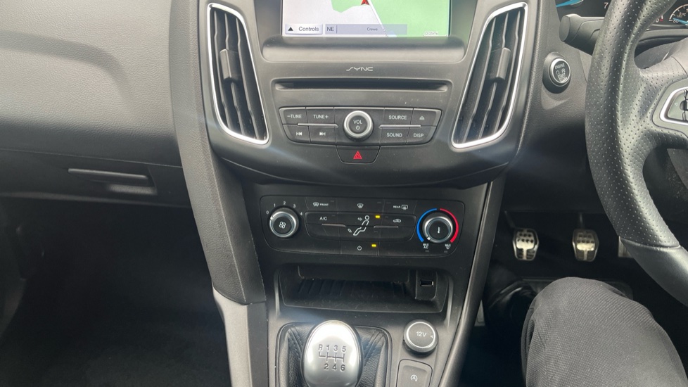 Ford Focus 1.0 EcoBoost 140 ST-Line Navigation 5dr Petrol Hatchback - Image 32