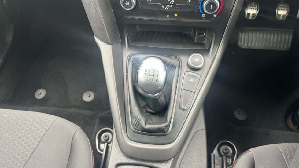 Ford Focus 1.0 EcoBoost 140 ST-Line Navigation 5dr Petrol Hatchback - Image 33